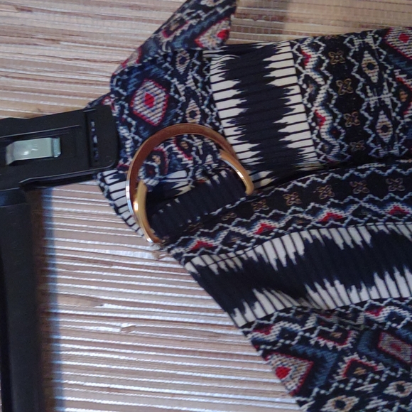 Wrap around style skirt/skort. W22-24. Cute and slimming. Knee length. Pockets - Picture 2 of 5